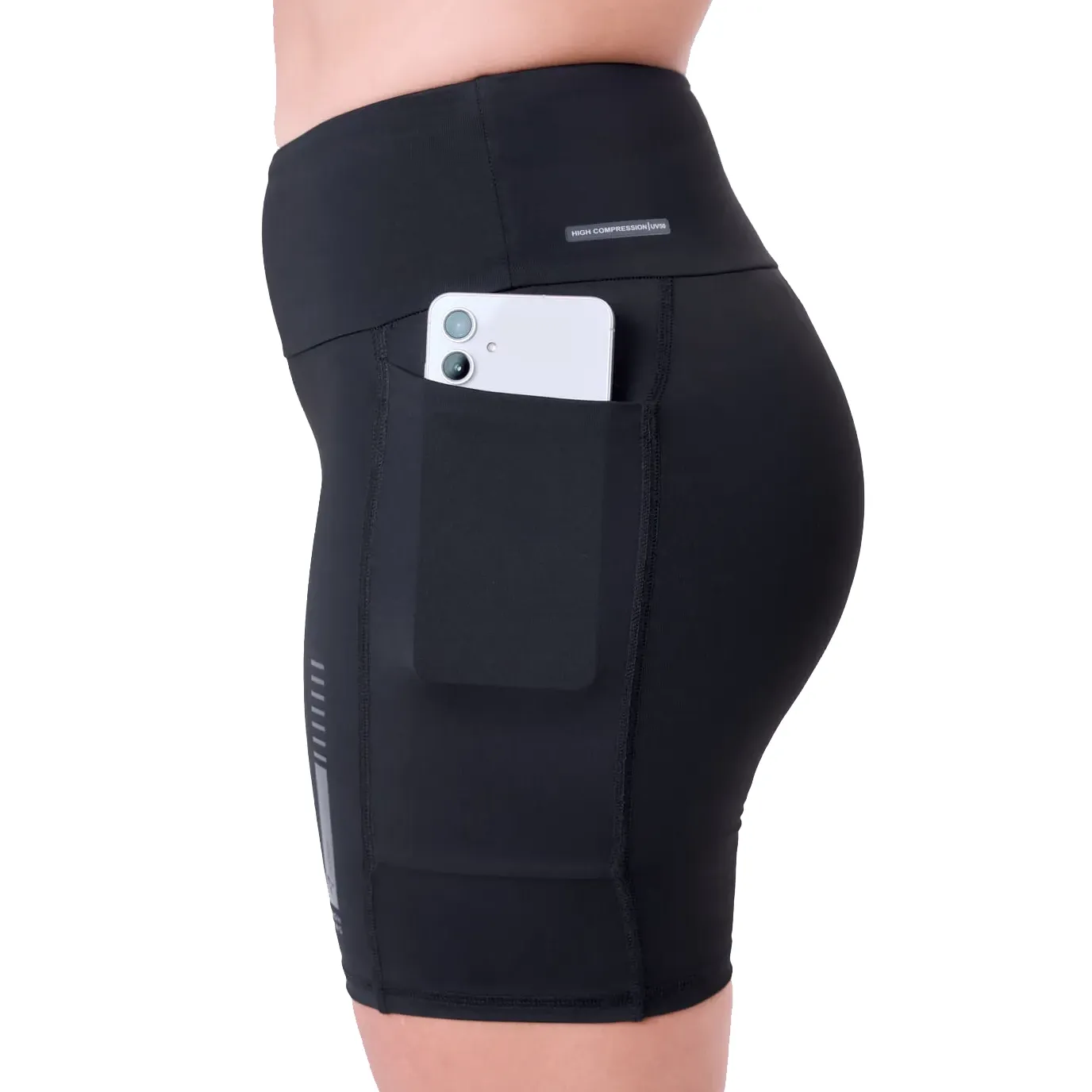 Bermuda feminina preta Signature Samba Authen com celular no bolso lateral